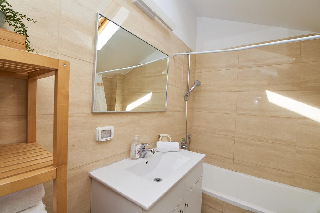 Stunning Saidoff Duplex • Mehadrin Kitchen • Steps to Light Rail photo 5