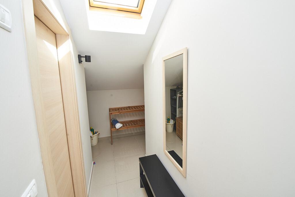 Stunning Saidoff Duplex • Mehadrin Kitchen • Steps to Light Rail photo 8