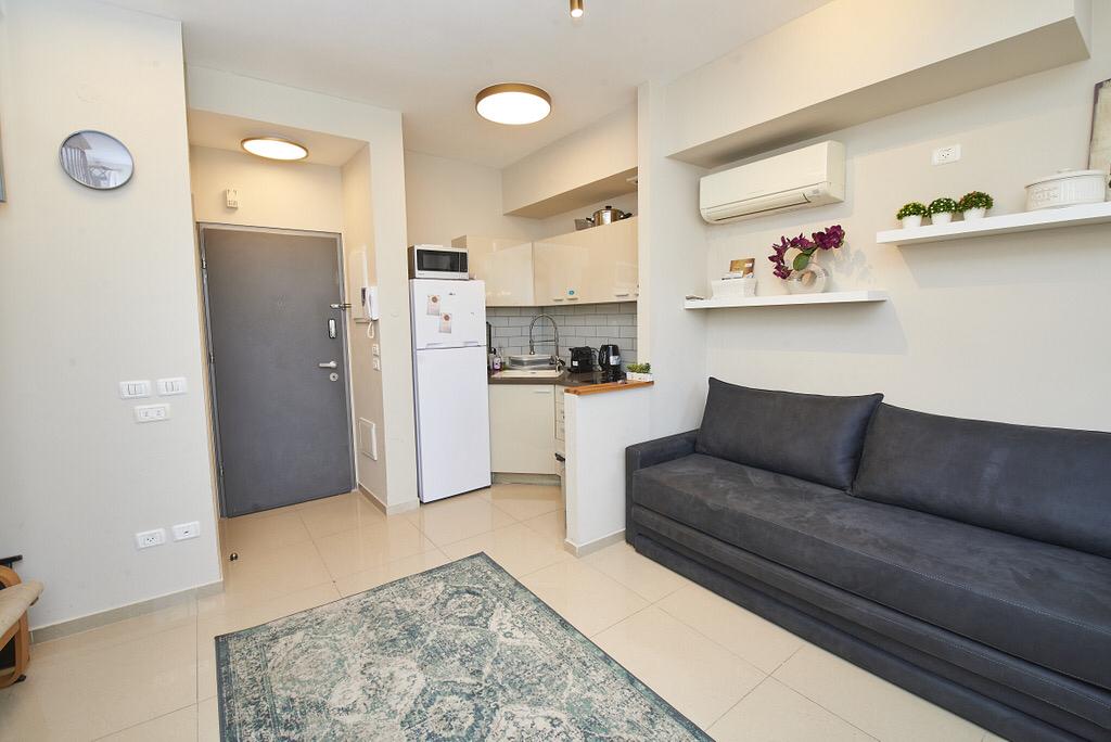 Stunning Saidoff Duplex • Mehadrin Kitchen • Steps to Light Rail photo 15