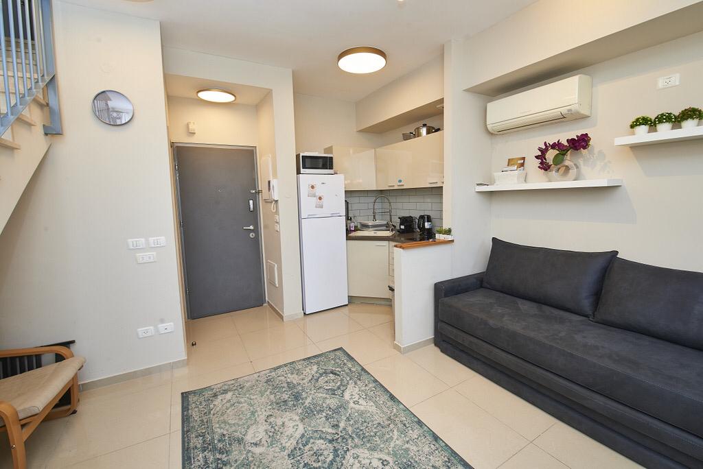 Stunning Saidoff Duplex • Mehadrin Kitchen • Steps to Light Rail photo 16