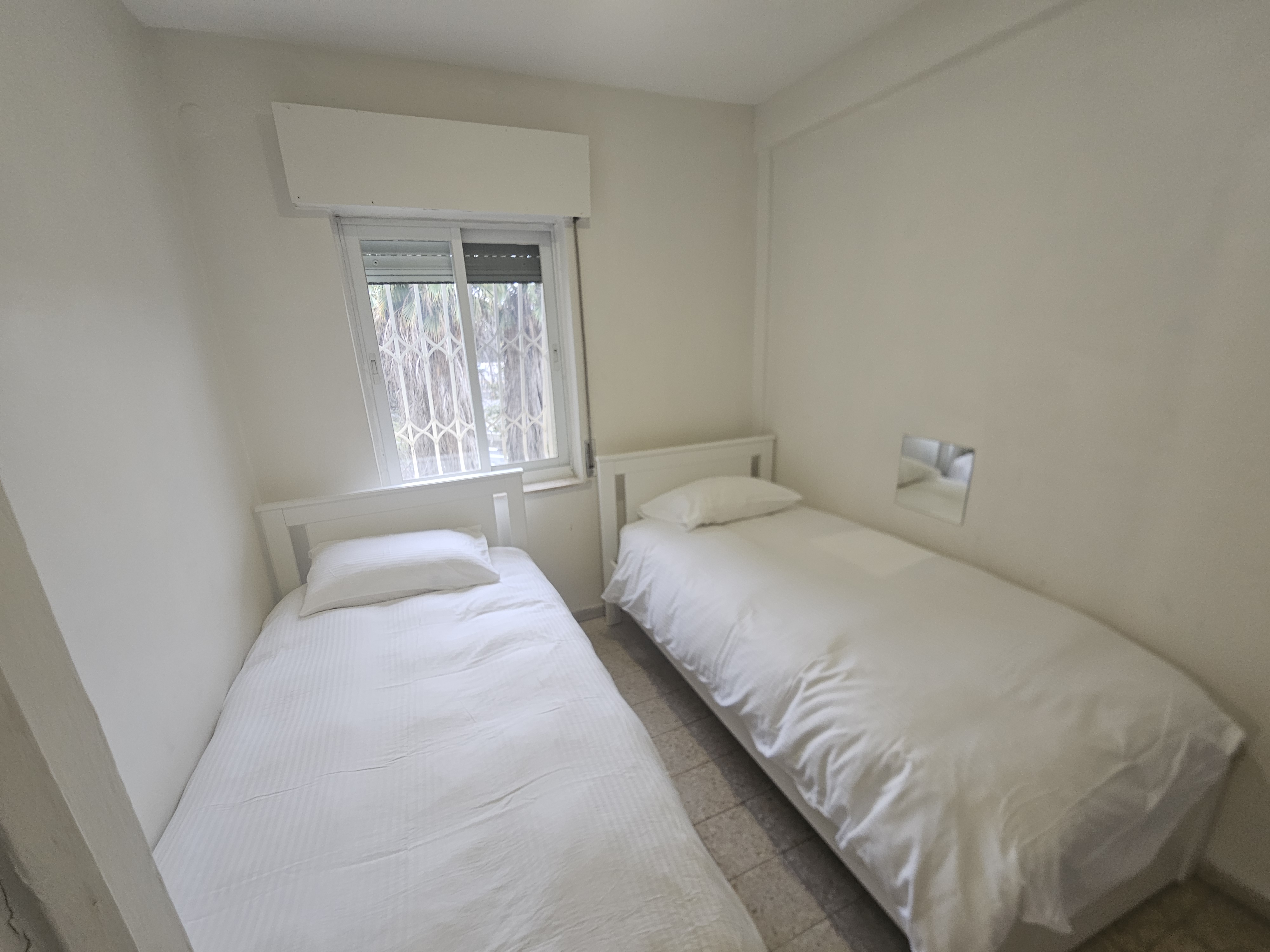 Ramat Eshkol 3 Bedroom Family Apartment – Near Light Rail, Shuls & Shopping photo 6