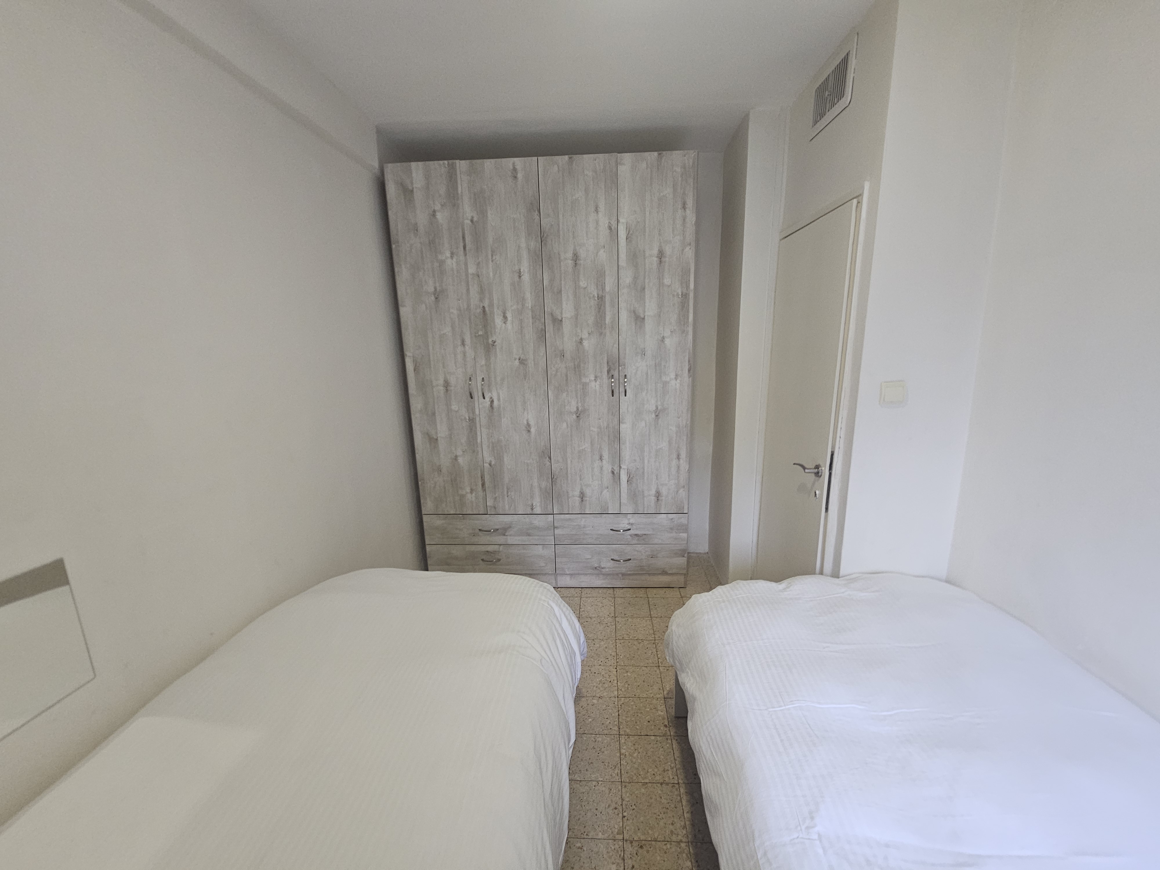 Ramat Eshkol 3 Bedroom Family Apartment – Near Light Rail, Shuls & Shopping photo 7
