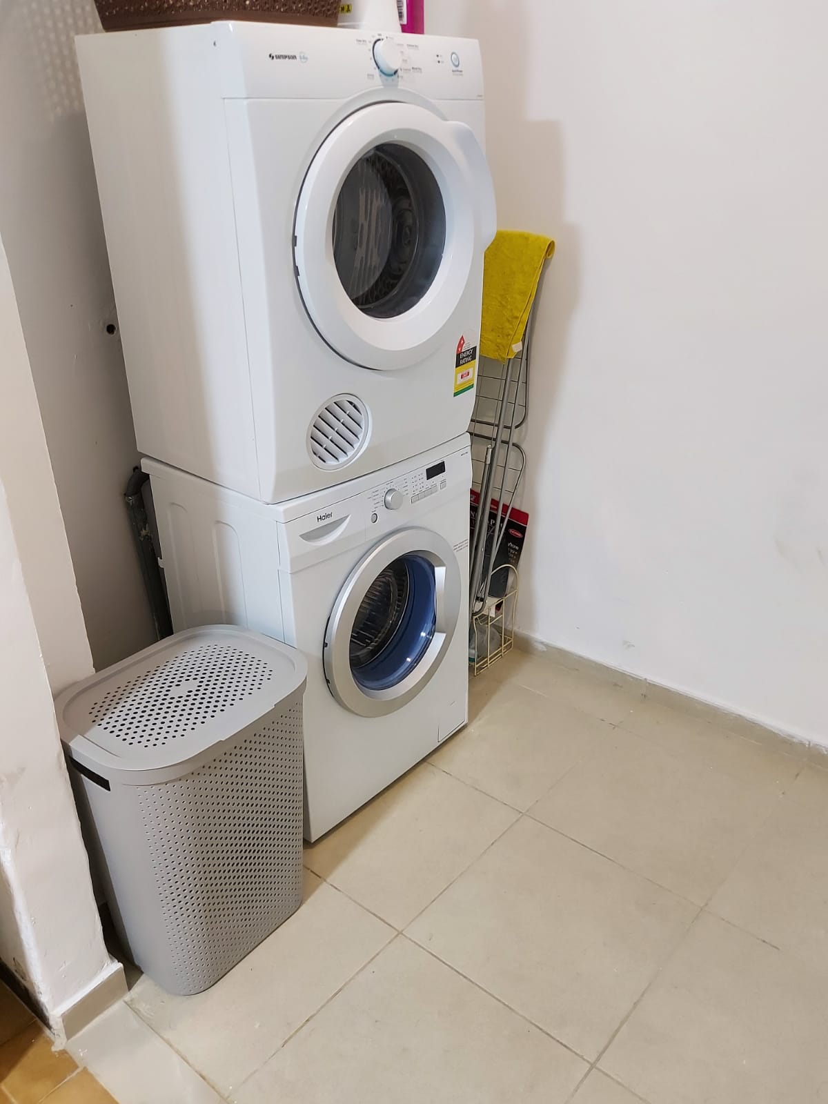 Ramat Eshkol 3 Bedroom Family Apartment – Near Light Rail, Shuls & Shopping photo 9