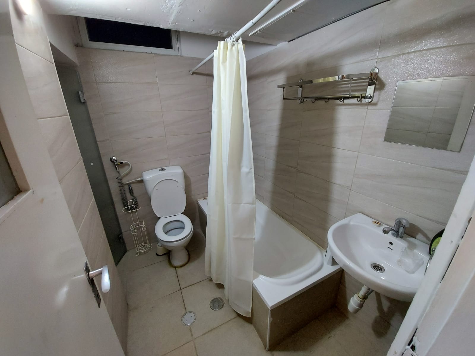 Ramat Eshkol 3 Bedroom Family Apartment – Near Light Rail, Shuls & Shopping photo 12