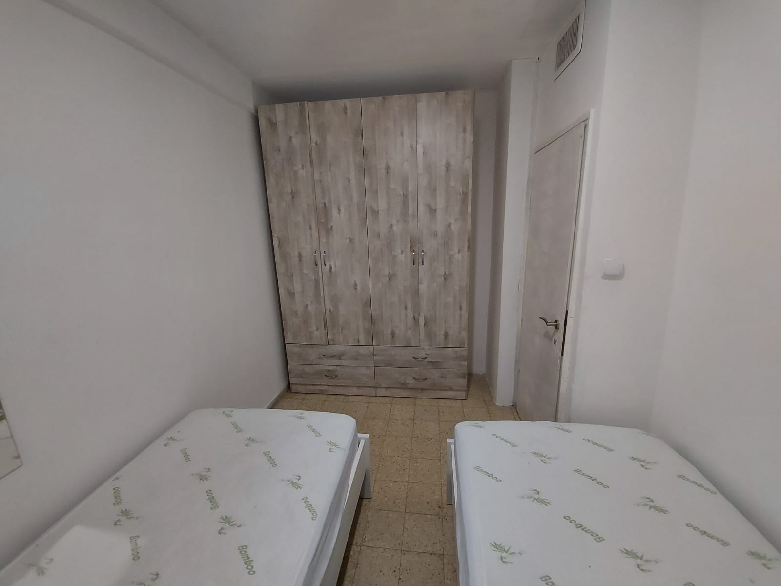 Ramat Eshkol 3 Bedroom Family Apartment – Near Light Rail, Shuls & Shopping photo 14