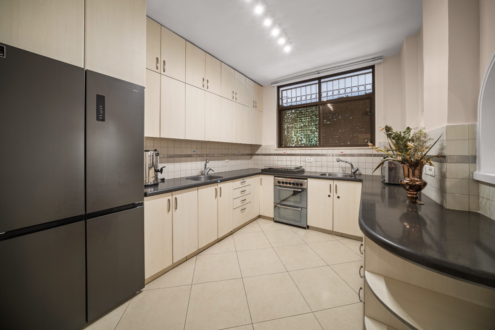 Fresh, Stylish 2-Bedroom Apartment in Arzei HaBira photo 4