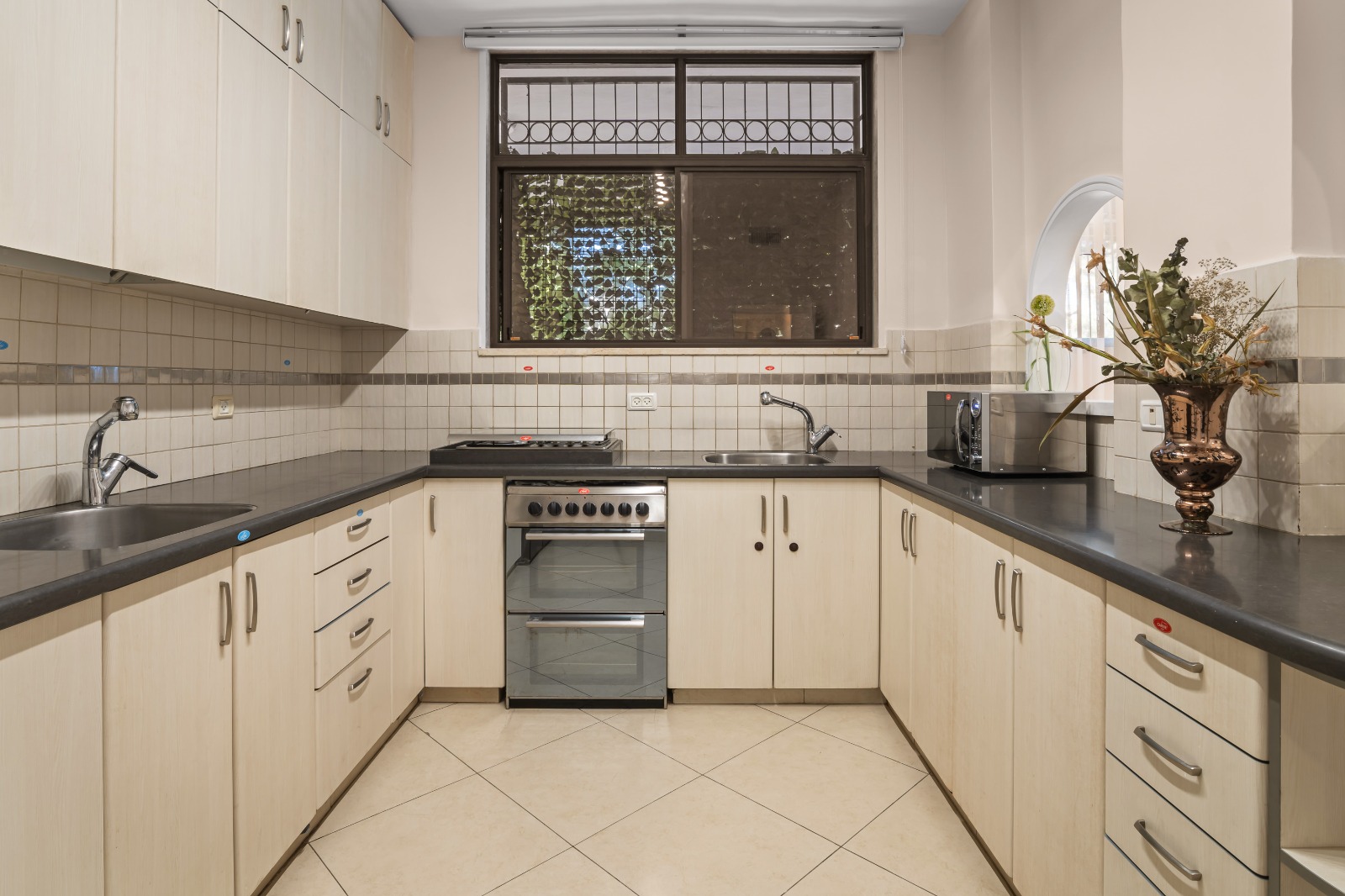 Fresh, Stylish 2-Bedroom Apartment in Arzei HaBira photo 5