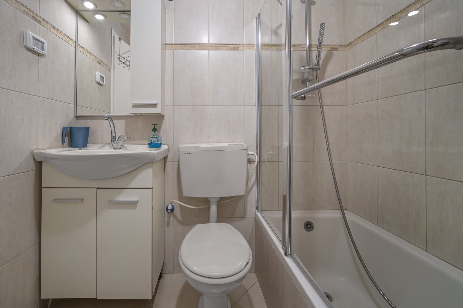 Fresh, Stylish 2-Bedroom Apartment in Arzei HaBira photo 7