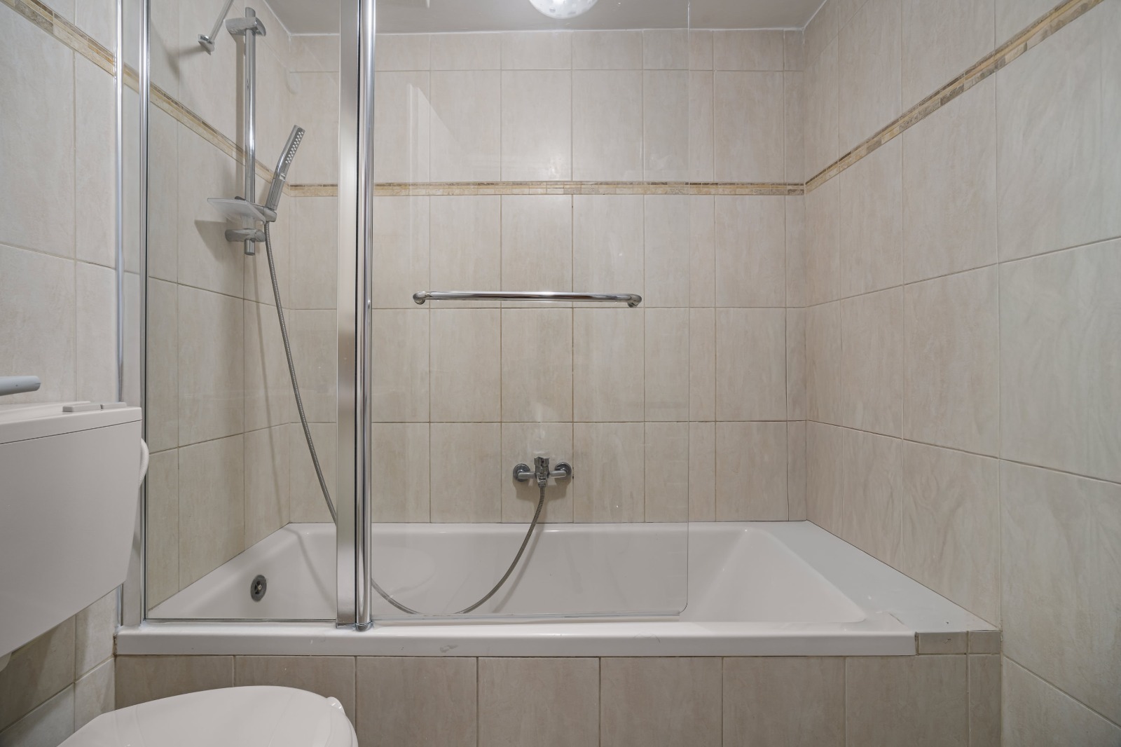 Fresh, Stylish 2-Bedroom Apartment in Arzei HaBira photo 8