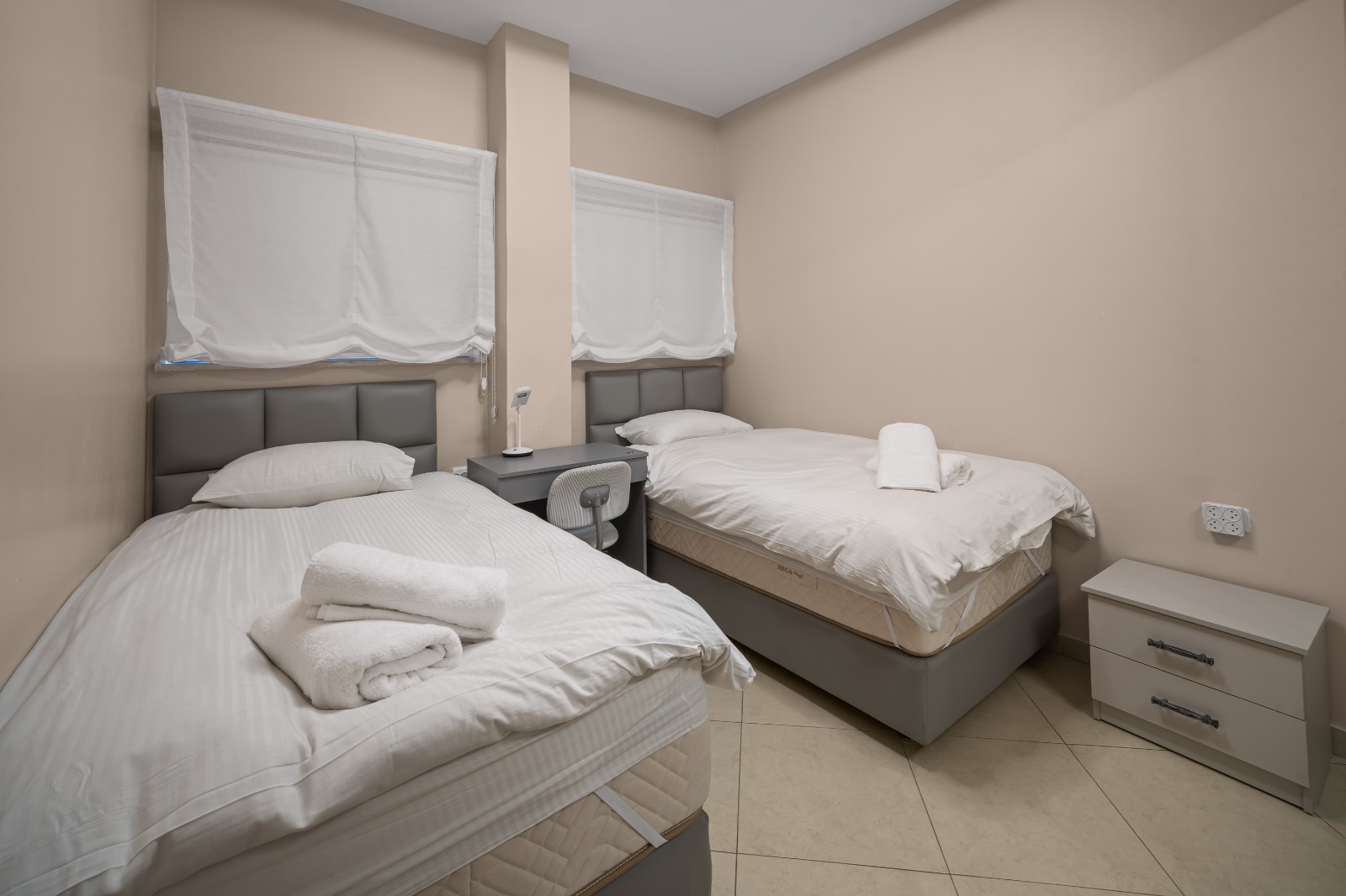 Fresh, Stylish 2-Bedroom Apartment in Arzei HaBira photo 9