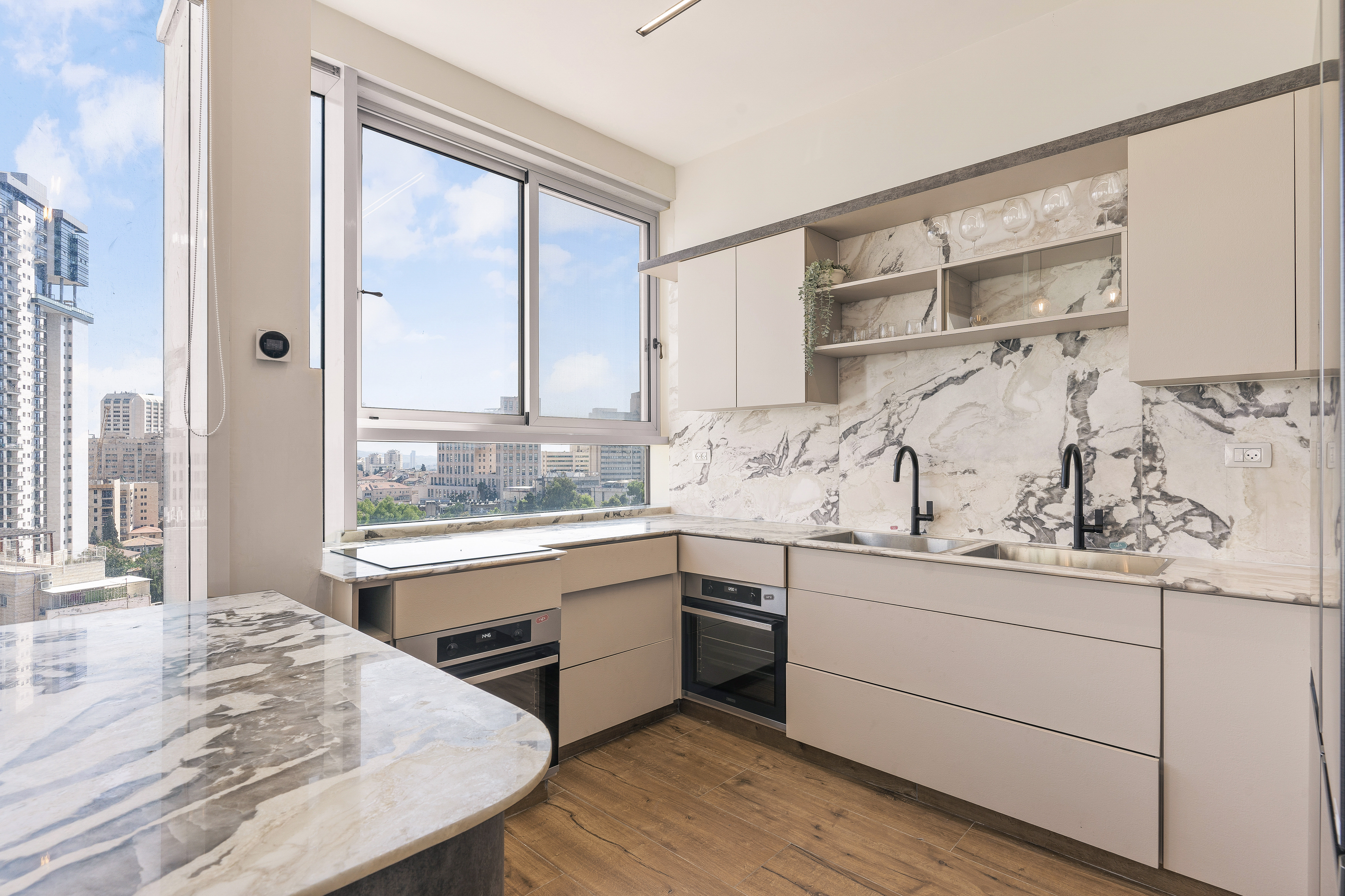 Authentic Geula Living with Modern Luxury – Har Habayit Views photo 11